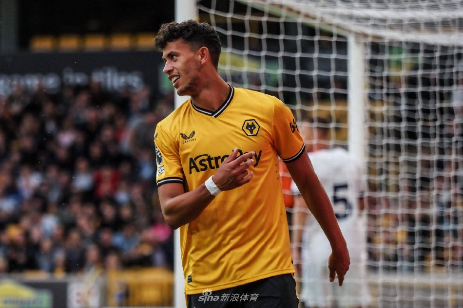 足球谱写新 足球谱写新