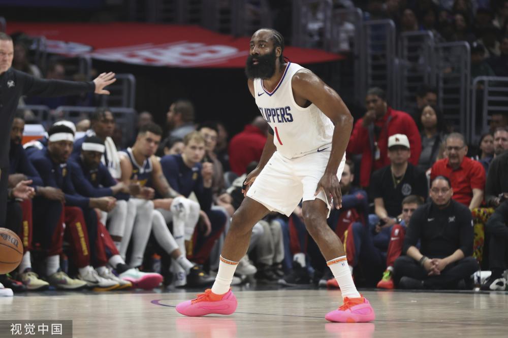 并展现出 并展现出